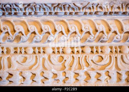 La Turquie, région de l'Egée, province de Denizli, bas-relief sur un tombeau au musée archéologique de la ville antique d'Hiérapolis, fondée au 2ème siècle avant JC. BC par Eumène II, roi de Pergame, c'est au sommet du monticule de Pamukkale (château de coton), dominant la plaine de 70 mètres, et développé grâce à l'exploitation de ses sources thermales, Hiéra était le nom de la femme d'Telephore, fondateur légendaire de Pergame, Site du patrimoine mondial par l'UNESCO Banque D'Images