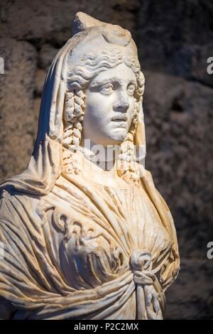 La Turquie, région de l'Egée, province de Denizli, sculpture grecque au musée archéologique de la ville antique d'Hiérapolis, fondée au 2ème siècle avant JC. par Eumène II, roi de Pergame, c'est au sommet du monticule de Pamukkale (château de coton), dominant la plaine de 70 mètres, et développé grâce à l'exploitation de ses sources thermales, Hiéra était le nom de la femme d'Telephore, fondateur légendaire de Pergame, Site du patrimoine mondial de l'UNESCO Banque D'Images