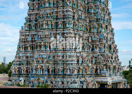 Peint des statues de dieux et déesses hindous sur une "passerelle" (gopura) tour de temple Meenakshi, Madurai, Tamil Nadu, Inde. Banque D'Images