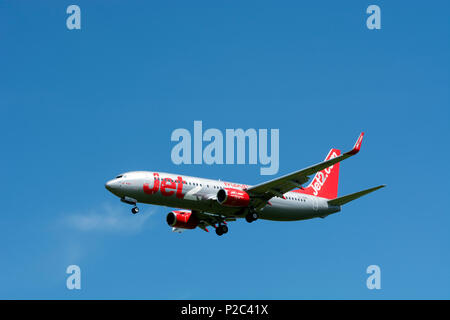 Jet2 Boeing 737-8MG près de l'aéroport de Birmingham, UK (G-JZHS) Banque D'Images