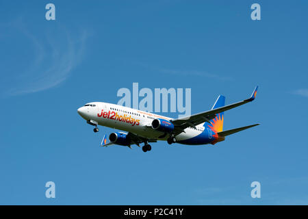 Jet2 Boeing 737-8MG près de l'aéroport de Birmingham, UK (G-JZBF) Banque D'Images