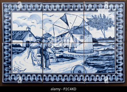 Obidos, Portugal - Mai 18, 2018 Souvenir : panneau de tuiles azulejo comme soldin la charmante ville médiévale Obidos au Portugal. Destin touristique très populaire Banque D'Images