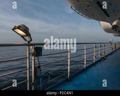 Garde-corps, de la lumière et de ferry les embarcations de sécurité sur une journée ensoleillée au coucher du soleil Banque D'Images