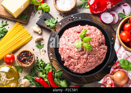 La viande hachée, les pâtes et les légumes. Banque D'Images