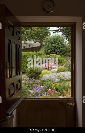Vue d'un pays vu à travers un jardin porte style stable Banque D'Images