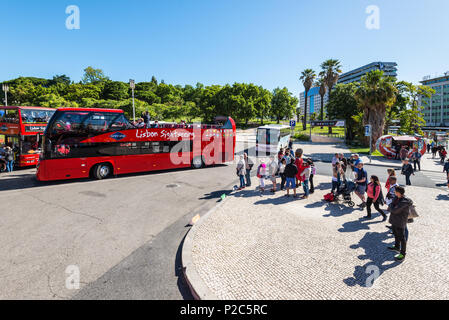 Lisbonne, Portugal - le 19 mai 2017 : les touristes sont en attente de la visite de la ville à un arrêt de bus à Lisbonne, Portugal. Banque D'Images