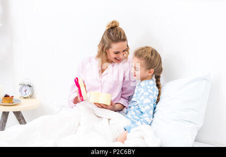 Happy mother holding filles présentes sur happy mothers day Banque D'Images