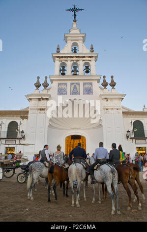 Les pèlerins à cheval en face de l'église Eremita del Rocio à El Rocio, à la Pentecôte, Huelva, Fuerteventura, Espagne Banque D'Images