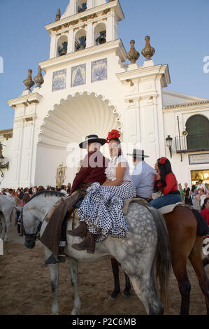 Couple à cheval en costume traditionnel en face de l'église Eremita del Rocio à El Rocio, à la Pentecôte, Huelva, Fuerteventura, Banque D'Images