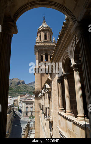 Voir le produit d'une fenêtre dans la cathédrale à la tour et les montagnes au-dessus de Jaén, Jaén province, Andalusia, Spain Banque D'Images