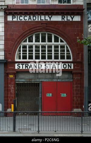 Entrée à l'ancienne station de métro Strand, Aldwych, conçue par l'architecte Leslie Green dans la ville de Westminster, Londres, Angleterre, Royaume-Uni. Banque D'Images