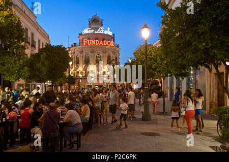 Les gens à table et dans la rue le soir dans la Calle Larga, Jerez de la Frontera, Andalousie, Espagne, Europe Banque D'Images