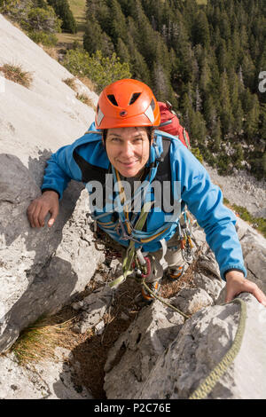 Une jeune femme, debout sur un rebord de grimpeur dans l'itinéraire appelé Silvesterroute, secteur d'escalade Brueggler, Alpes Glaronaises, canton o Banque D'Images