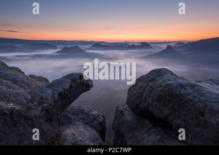 Vue de l'Gleitmannshorn Zschand sur le petit avec du brouillard à l'aube avec des rochers en premier plan, peu de Winterberg, Parc National de Saxo Banque D'Images