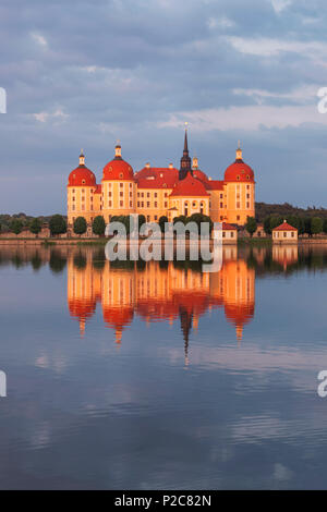Panorama du Château de Moritzburg baroque dans le soleil du soir avec son reflet dans l'étang du château, près de Dresde, Saxe, Germa Banque D'Images