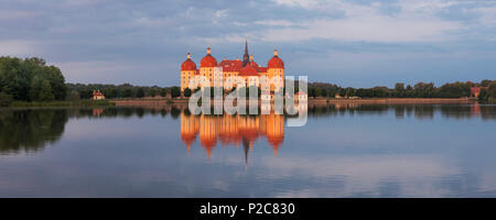 Panorama du Château de Moritzburg baroque dans le soleil du soir avec son reflet dans l'étang du château, près de Dresde, Saxe, Germa Banque D'Images