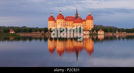Panorama du Château de Moritzburg baroque dans le soleil du soir avec son reflet dans l'étang du château, près de Dresde, Saxe, Germa Banque D'Images