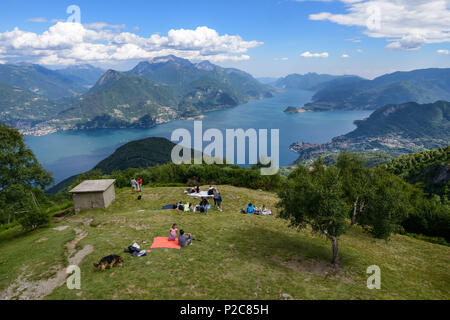 Vue depuis le Rifugio Menaggio Menaggio sur les rives du lac de Côme et de Grigna Nuova Italia 2408 m au-dessus, Lombardie, Italie Banque D'Images