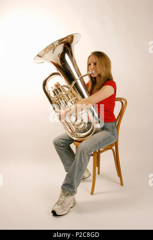 Tuba en position de jeu Banque D'Images