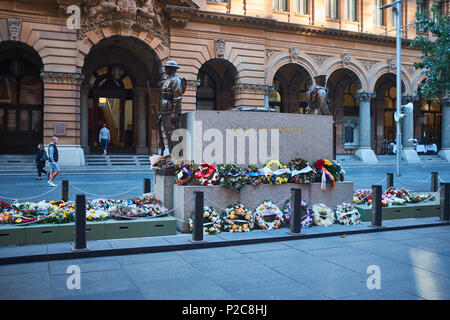 Le Cénotaphe de Sydney Martins place en face du bureau de poste général avec des fleurs et des couronnes peu après un service commémoratif, Sydney, Australie Banque D'Images
