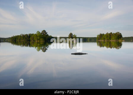 L'eau du lac Kukkia réflexions. Lake Kukkia, Luopioinen, Finlande. Banque D'Images