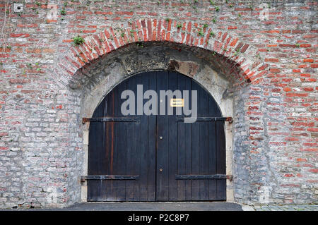Vieille porte en bois dans un mur de briques de la ville avec l'inscription en langue allemande : "pour une sortie libre' Banque D'Images