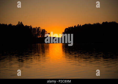 L'instant d'après le coucher du soleil. Lake Kukkia, Luopioinen, Finlande. Banque D'Images