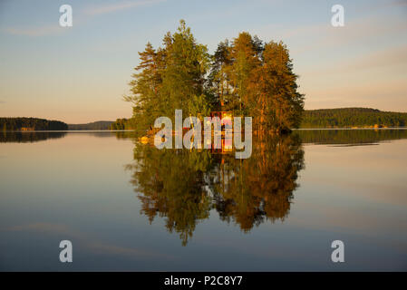 Coucher de réflexion. Lake Kukkia, Luopioinen, Finlande. Banque D'Images