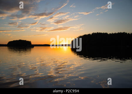 Coucher de réflexions. Lake Kukkia, Luopioinen, Finlande. 24.6.2018 Banque D'Images