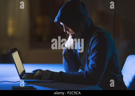 Hacker en utilisant un ordinateur portable pour cyber-attaque Banque D'Images
