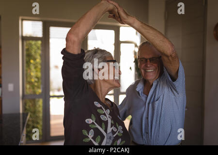 Beau couple dansant ensemble Banque D'Images
