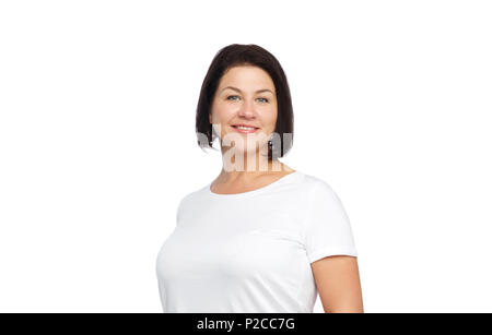 Happy middle age femme en blanc T-shirt Banque D'Images