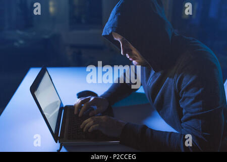 Hacker en utilisant un ordinateur portable pour cyber-attaque Banque D'Images
