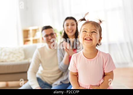 Happy baby girl et les parents à la maison Banque D'Images