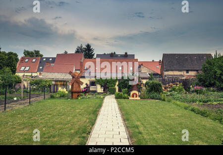 ZIESAR, ALLEMAGNE - 27 MAI 2018 : vide chemin menant à backgarden pittoresque avec des moulins à vent Banque D'Images