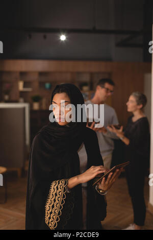 Hijab woman using digital tablet in office Banque D'Images