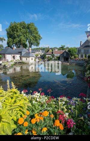 Vue sur la mill pond sur la rivière Loir à Azay-le-Rideau, dans la vallée de la Loire, au nord ouest de la France Banque D'Images