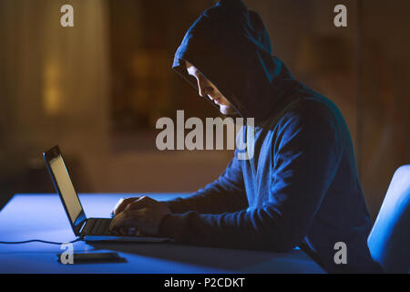 Hacker en utilisant un ordinateur portable pour cyber-attaque Banque D'Images