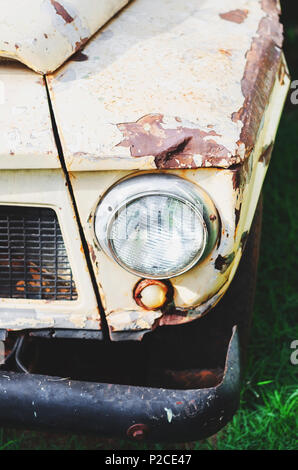 Close up sur le projecteur d'un vieux camion rouillé avec un bouclier et la peinture. Couleur Beige. Avec la peinture du véhicule par oxidanting et Peel Banque D'Images