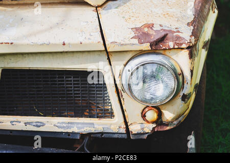 Close up sur le projecteur d'un vieux camion rouillé avec un bouclier et la peinture. Couleur Beige. Avec la peinture du véhicule par oxidanting et Peel Banque D'Images