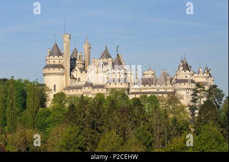 La France, l'Oise, Pierrefonds, Pierrefonds château construit au 14e siècle par Louis d'Orléans et rénové par Viollet le Duc au xixe siècle et dans la verdure Banque D'Images