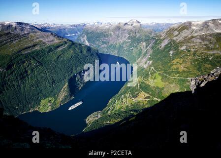 La Norvège, More og Romsdal, fjord de Geiranger (Geirangerfjord), classée au Patrimoine Mondial de l'UNESCO, et les navires de croisière fjord vu depuis le sommet du Laushornet à 1413m Banque D'Images