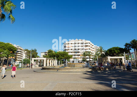 Salou, Espagne - 13 août 2017 : Salou est l'une des plus grandes villes en Espagne. Fontaine de la promenade 'Palm'. Banque D'Images