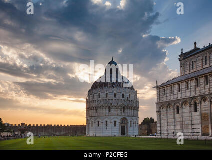 Coucher du soleil sur la spectaculaire Piazza dei Miracoli (Piazza del Duomo) avec tour médiévale baptistère roman de Saint John (baptistère de Pise) et Duomo Pisa Banque D'Images