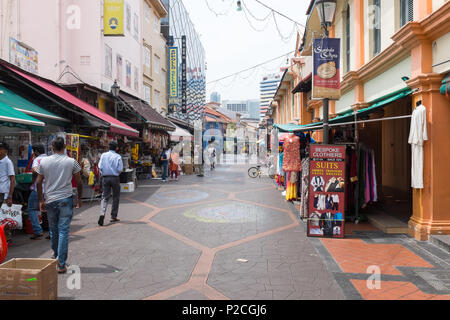 Des étals colorés près de Serangoon Road dans le quartier de Little India de Singapour Banque D'Images