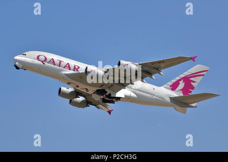 Le Qatar Airlines Airbus A380 A7-APA décollant de l'aéroport Heathrow de Londres, UK Banque D'Images