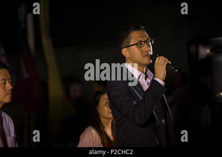 Les manifestants se rassemblent à l'extérieur du complexe du Conseil législatif de Hong Kong en protestation de la controversée LOI ferroviaire pour un contrôle de la frontière commune avec la Chine continentale au coeur de Hong Kong Kowloon Ouest où le Guangzhou-Shenzhen-Hong Kong Express rail link terminus est situé le projet de loi à la co-implantation vient d'être adopté en Conseil législatif de Hong Kong, Chine, 14 juin 2018 . Le Guangzhou-Shenzhen-Hong Kong Express Rail Link (Co-location) Projet de loi est adopté à Hong Kong le Legco aujourd'hui, les 84,4 milliards de dollars (10,7 milliards de HKD USD) liaison ferroviaire à grande vitesse, la co-implantation de bill a toujours été en Controvers Banque D'Images