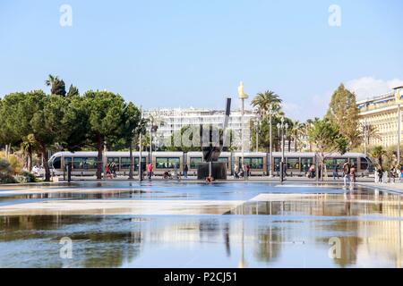 France, Alpes Maritimes, Nice, la Promenade du Paillon, le miroir de l'eau, de tramway sur la Place Masséna Banque D'Images
