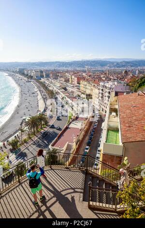 France, Alpes Maritimes, Nice, la Baie des Anges, la plage Ponchettes et de la rue piétonne et de la rue Ponchettes à partir de l'escalier de la montée Lesage Banque D'Images