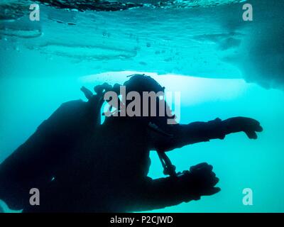 France, Isère (38), Belledonne, Chamrousse, lacs Robert, un plongeur s'approche d'un puits creusé dans le 2 m de glace qui le sépare de la surface, les bulles d'air dans l'avant-plan - Dive Xtreme Banque D'Images